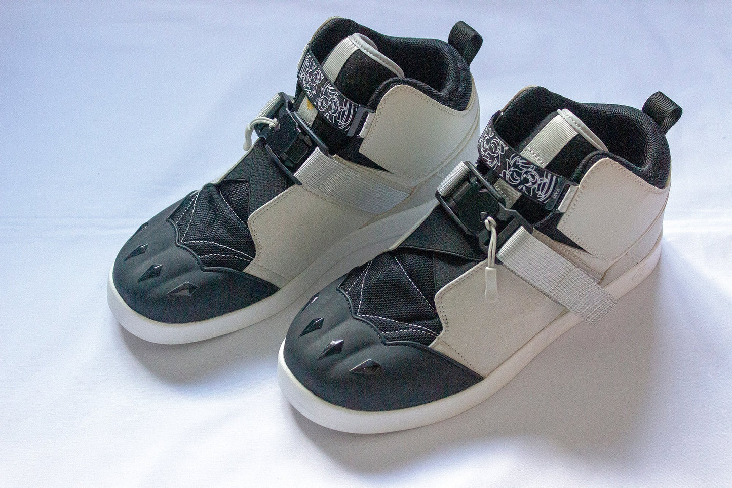 V1 Wolfpaw Shoes - Silver Birch UK Size 7